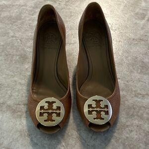 TORY BURCH Saddle Tan Leather Perp Toe Wedges